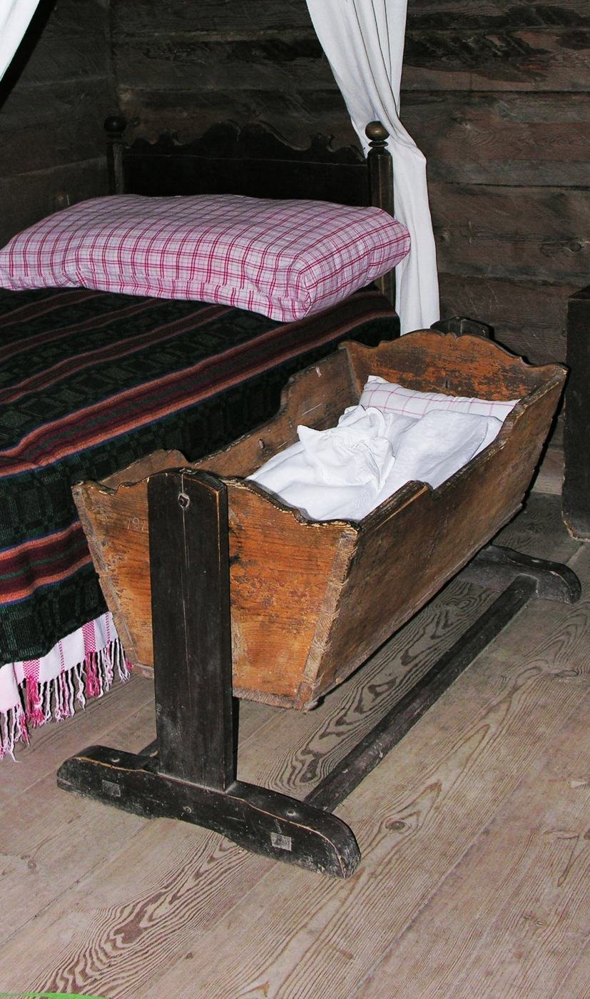 Tradicinis lietuviškas medinis lopšys kaimo troboje